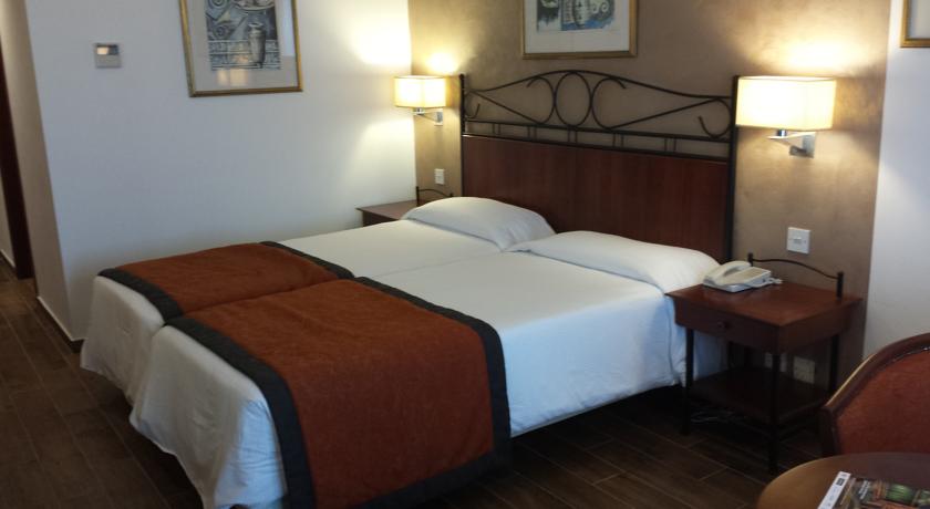 Golden Tulip Vivaldi 4*,  